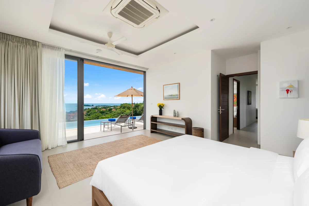 The master suite, open to the horizon